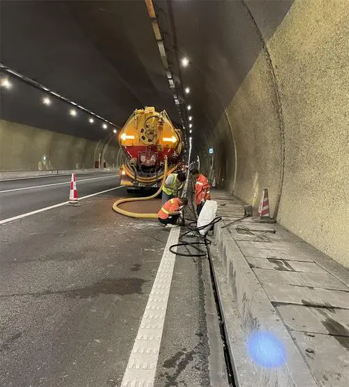 龙陵隧道排水渠清淤